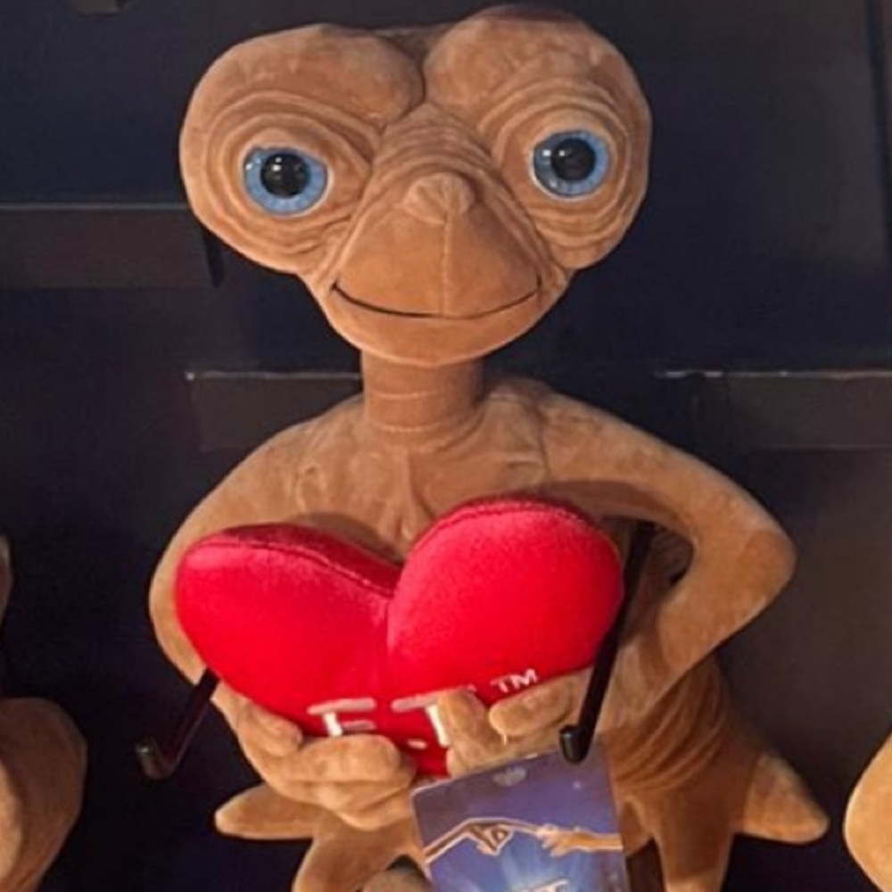 Universal Studios E.T.  ET the extra terrestrial Heart Plush NWT